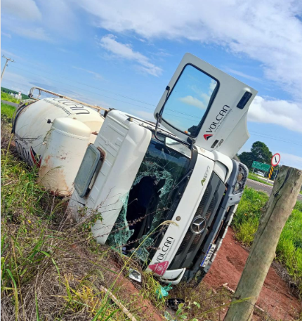 Imagem de compartilhamento para o artigo Caminhão perde o controle e tomba em novo trevo de acesso à Paraíso das Águas nesta manhã da MS Todo dia